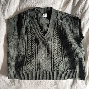 Universal thread cropped sweater vest in olive green